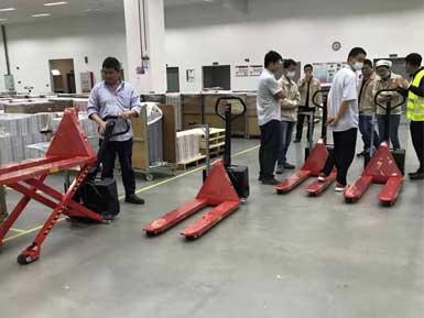 電動(dòng)高升程搬運(yùn)車(chē)交付使用，感謝廠家羅總親自跟客戶講解操作方法！